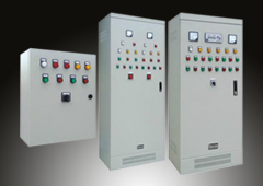 变频控制柜采用封闭柜式结构，防护等级一般为IP20，IP21,IP30等，采用型材骨架，表面涂敷喷塑，且容易并柜安装