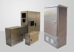  不锈钢机箱机柜箱体采用进口不锈钢材料制作,强度好,硬度高, 表面美观,密封性好,抗腐蚀性强,寿命长,易维护。